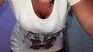 gostosa dances sensually teasing her sexy curves everywhere