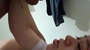 no hagas ruidos raros o nos pillan en el garage