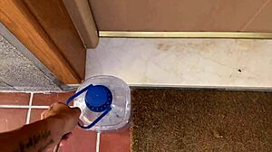 mio cuggino mi becca col dildo nel culo e mi fotte se dico no alla mamma