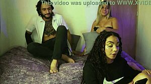 mi novia invita a su amiga ver peliculas no soporto y follamos