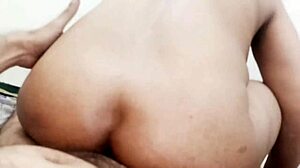 زوجة هندية تأخذ زب شرجي هائل تتكلم قذر بالهندية بدون توقف