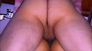 la joven tímida se estremece cuando él la empuja contra la pared