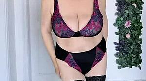 GILF bandante aux gros seins tease sa chatte trempée