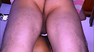 la joven tímida se estremece cuando él la empuja contra la pared