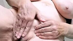 Oddaná prsnatá gilfka dráždi a ukazuje hladkú mokrú pičku