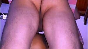 la joven tímida se estremece cuando él la empuja contra la pared