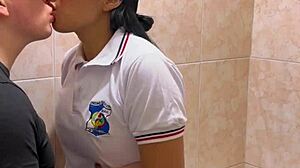 Heiße Studentinnen beim wilden Fick im Bad erwischt