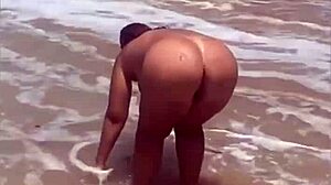 NAKED FLASHING YOUNG AFRICAN BEACH EXPOSURE!