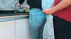 Silny wytrysk na wielką dupę pokojówki w stroju gimnastycznym w kuchni