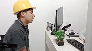 hago todo por el curro le chupo la meto y la hago mamar