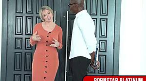 Sean Michaels rżnie dojrzałą Dee Williams z dużymi cyckami i dupą na raw
