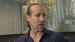 Černovlasá nevlastní dcera dostane monstrózní facial od tatínkova čuráku!