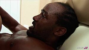 बड़े चुचे वाली एबोनी बीवी पड़ोसी को बहकाकर चीटिंग फक