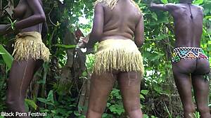Schlanke kurvige Ebony aus afrikanischem Stamm zeigt fetten Arsch kleine 18+ Taille Titten outdoor endlos