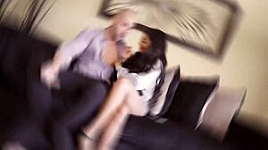 Секси стъпс-сестра хваната да се съблича от стъпс-брат, който къса дрехите, лиже цици пича и чука големия й задник на софата