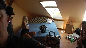 Училищна поли под чорапи и токчета крие голям хуй в тройка минет