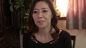 セクシー熟母友が中出しマンコピストンで処女破り？