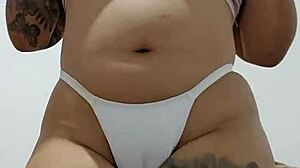 vou sentar na cara da minha amiga ate ela sufocar com meu cheiro de buceta