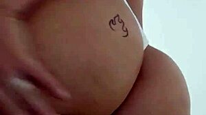 Sadnu se na obličej kamarádky, dokud se neudusí mým pachatým kunda