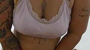 vou sentar na cara da minha amiga ate ela sufocar com meu cheiro de buceta