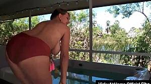 vicky vette vibes big pussy lips with hitachi in jacuzzi