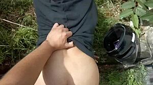 Sol rachando! Passageira sem grana mas com tesão pede foda escondida no mato!