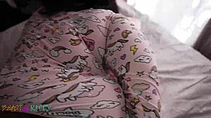 itskittylove und itsthebeast für spritzende Cowgirl-Ritte easy access