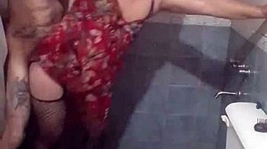 Vecina, te destrozo bajo la ducha irreversible?