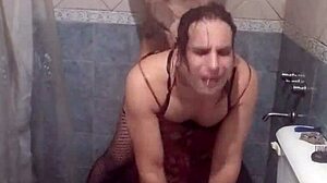 Vecina, te destrozo bajo la ducha irreversible?