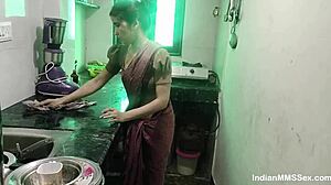 दमं ये हॉर्नी इंडियन वाइफ किचन काउंटर पर झुककर रफ पाउंडिंग लेती है इंडियन वाइफ चुदाई