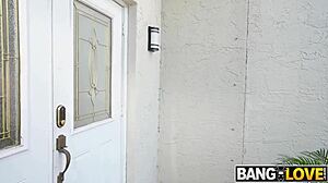 Livreur plie la MILF Jay Bangher pour anal pendant qu'Armani Black mate !