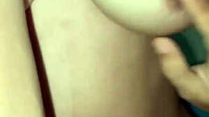 इंडोनेशियन बीवी जोरदार चुदाई पर चिल्लाई, घरेलू क्रीमपाई