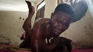 Mały ebony tyłek wypchany afrykańskim kutasem na ostro