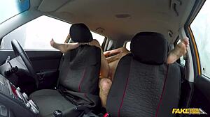 Jej sexy sieťky ma prinútili tvrdne ju vyjebať v aute POV