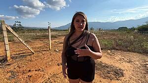 ¡Mira Cómo La Rubia Tetona Colombiana Musculosa Se Folla al Campesino en Público!