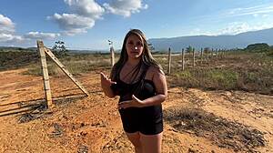 ¡Mira Cómo La Rubia Tetona Colombiana Musculosa Se Folla al Campesino en Público!