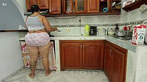 أم كولومبية سمينة تئن في المطبخ كس مفتوح مني اليوم؟