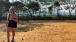 ¡Mira Cómo La Rubia Tetona Colombiana Musculosa Se Folla al Campesino en Público!