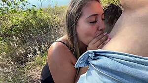 ¡Mira Cómo La Rubia Tetona Colombiana Musculosa Se Folla al Campesino en Público!