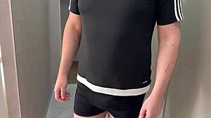 Hé belle-mère, tu me surprends à renifler tes culottes ? Penche-toi pour que je baise ton gros cul russe en levrette !