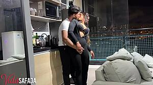 Safadinho buší vydatú Lu na squirt orgazmy v divokej jazde