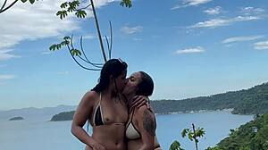 คู่เลสเบี้ยนบราซิลอวบ เลียหีใช่ของเล่นปาร์ตี้หาดอาร์เจ