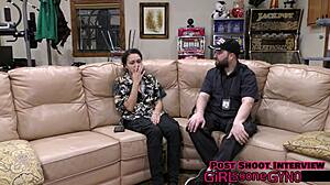 Nachbarin Mara Luv spreizt sich für erstes Gyno-Exam backstage