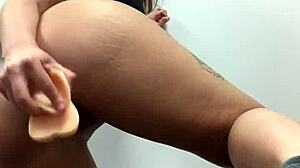 da sentones en un dildo makin me so wet n horny now...