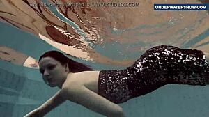 UNDERWATER TIT FLASHING LEAVES EVERYONE HORNY