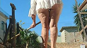 Madrasta Flashes Big Ass No Panties Public Garden Exhibition