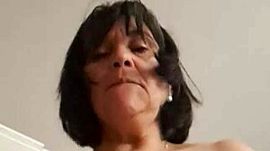 Belle-mère voluptueuse tente beau-fils gros seins naturels concombre tabou