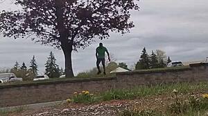 taking my indoor workout routine outside for some private fun 😏🏃‍♀️