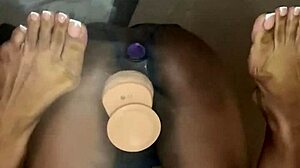 Zorra ebony cabalga doble dildos profundo culo coño solo femdom POV