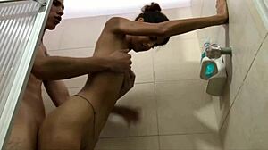 Αδύνατη Λατίνα Πόρνη Ρουφάει Πούτσο στο Μπάνιο για Ιντερστέισιαλ Μασάζ Κυριαρχία